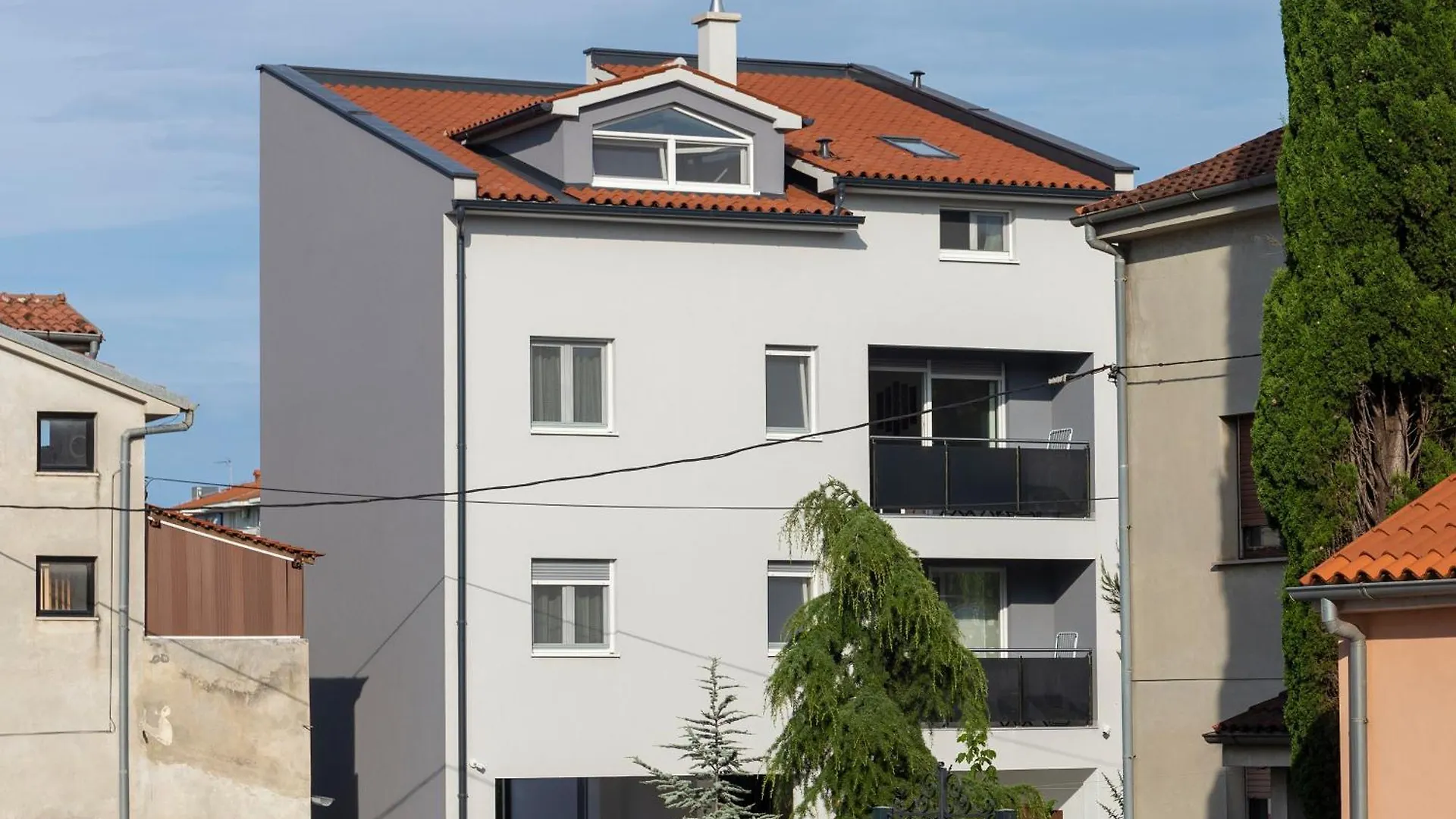 City Apartments Silver contacts